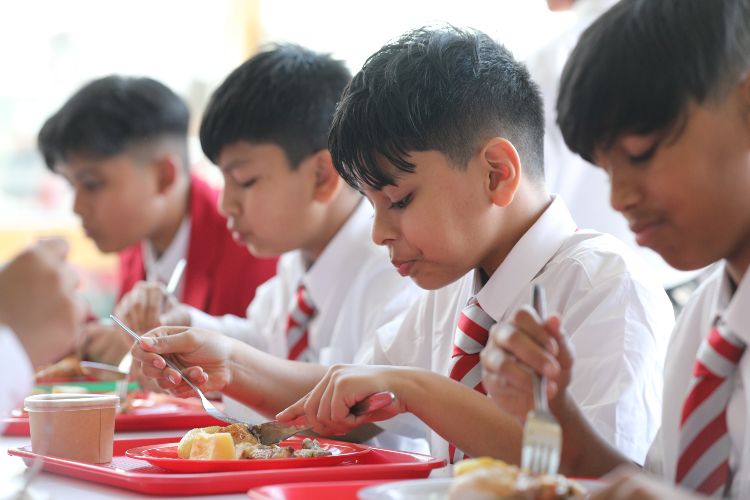 School kids eating