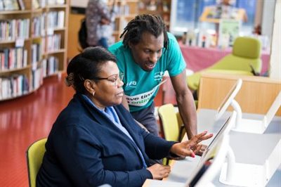 Digital Hub helper assisting user