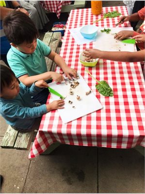 Kids making pizza