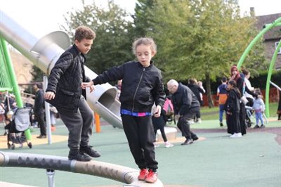 Kids balancing at Millwall Park