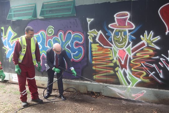 Mayor Biggs gets hands on with the pressure hose
