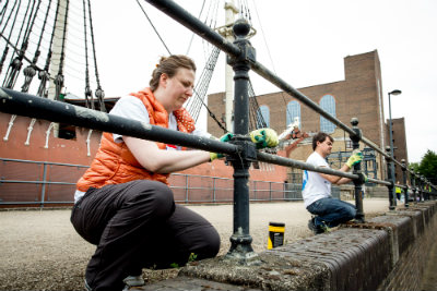 Volunteer cleaning wapping canal 4 Volunteer cleaning wapping canal 4